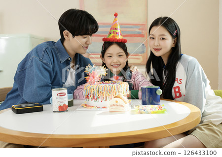 A family enjoying their daughter's birthday party at home 126433100