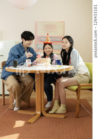 A family enjoying their daughter's birthday party at home 126433101