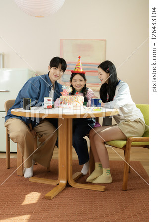 A family enjoying their daughter's birthday party at home 126433104