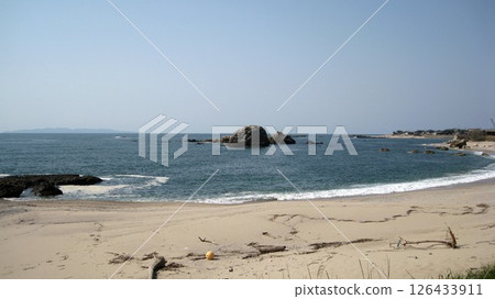 湛藍的天空和白色的海浪拍打著海岸 湛藍的天空和白色的海浪拍打著海岸 126433911
