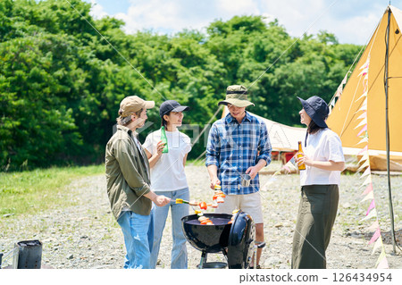 男女在露營地享受燒烤 126434954