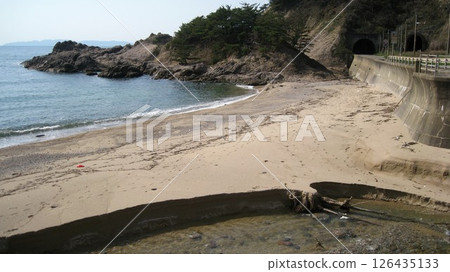 Clear blue sky, blue sea, a cape jutting out from the coast, and a clear river 126435133