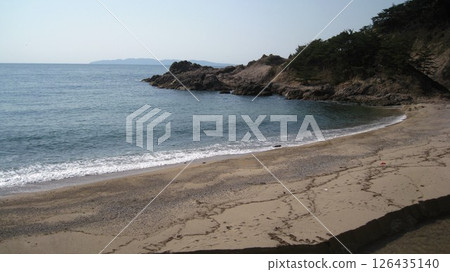 Clear blue sky, blue sea, a cape jutting out from the coast, and a clear river 126435140