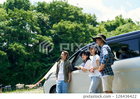 男女乘車抵達露營地 男女乘車抵達露營地 126436422