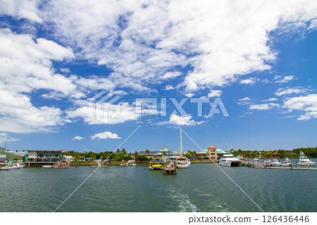 從大洋洲斐濟共和國維提島西部的渡輪欣賞丹娜努港碼頭 126436446
