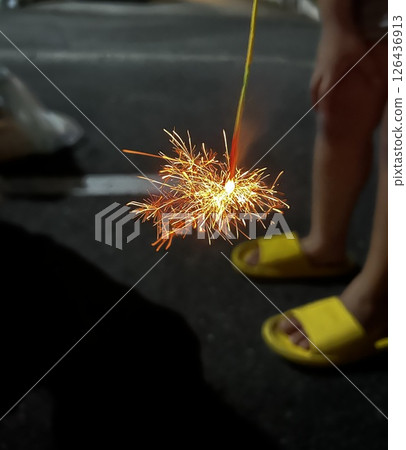 玩煙花的人 126436913