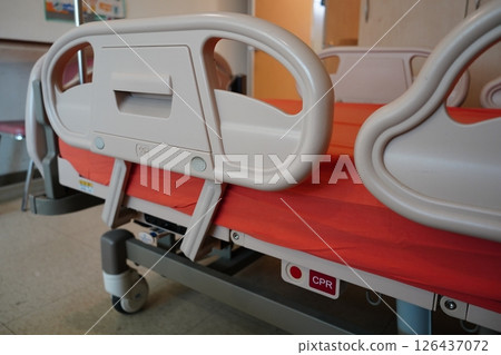 醫院病床 126437072