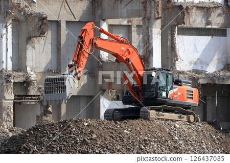Demolition site of a reinforced concrete building 126437085