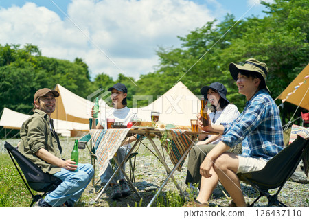 男女在露營地享受燒烤 126437110