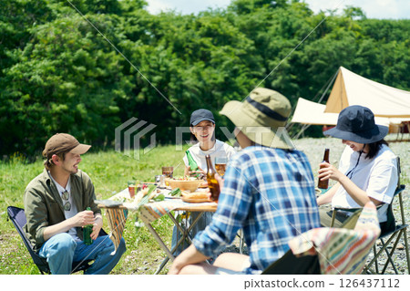 男女在露營地享受燒烤 126437112