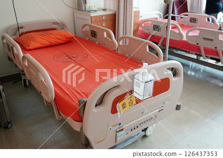 醫療病床 126437353