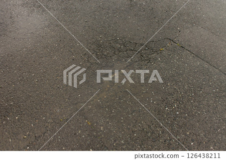 瀝青路面凹陷處的水坑 126438211