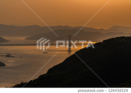 <香川縣>瀨戶大橋與大海的夜景 126438329