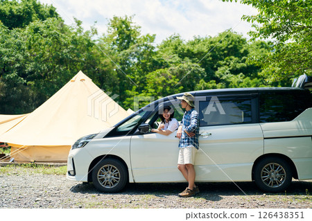 男女乘車抵達露營地 男女乘車抵達露營地 126438351