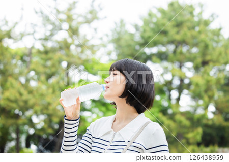 年輕女子喝水 126438959