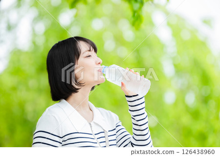 一個女人喝水 126438960