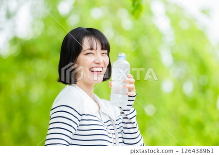 一個女人喝水 126438961