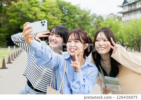 一群婦女拍紀念照 126438975