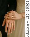 新娘和新郎的手上戴著結婚戒指 126439568