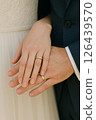 新娘和新郎的手上戴著結婚戒指 126439570