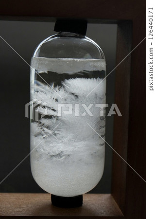 風暴玻璃 - 情緒 - 晶體根據天氣條件生長 風暴玻璃 - 情緒 - 晶體根據天氣條件生長 126440171