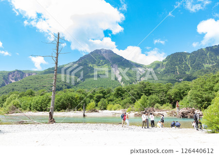 <Nagano Prefecture> A spectacular view of Kamikochi: withered trees at Taisho Pond and tourists 126440612