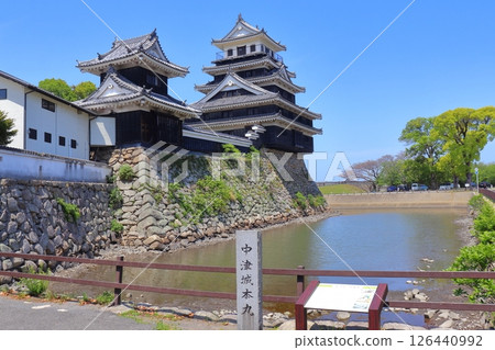 中津城的本丸天守閣、大東角樓、矢根堀護城河（大分縣中津市） 126440992