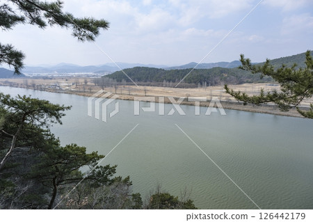 從世界遺產扶蘇山城眺望白馬江 從世界遺產扶蘇山城眺望白馬江 126442179