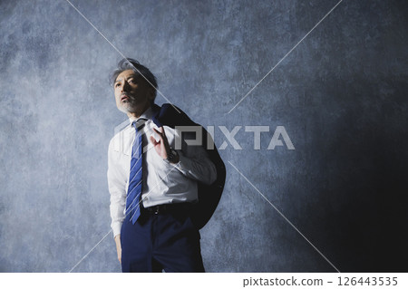 穿著西裝的男人 126443535