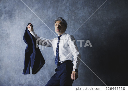 穿著西裝的男人 126443538