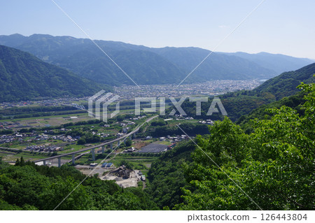 從德島縣三好市健康通訊之林眺望東三好町及德島自動車道 126443804