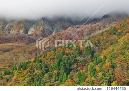 The south wall of Mt. Daisen and autumn leaves (Kagikake Pass Observatory: Kofu Town, Hino District, Tottori Prefecture) 126446660