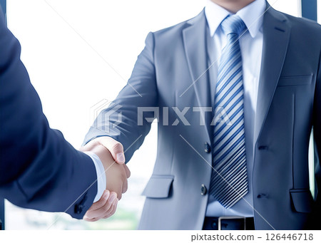 交易完成後商人握手的圖片 交易完成後商人握手的圖片 126446718