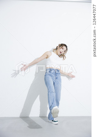 女人跳舞 女人跳舞 126447077