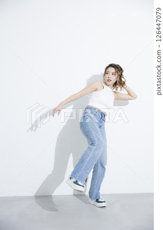 女人跳舞 女人跳舞 126447079