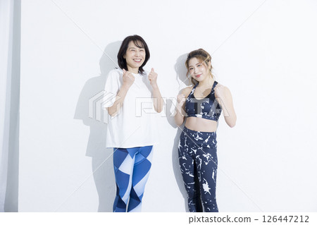 扮演瑜伽和教練的女性 扮演瑜伽和教練的女性 126447212