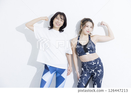 扮演瑜伽和教練的女性 126447213