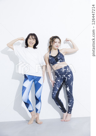 扮演瑜伽和教練的女性 扮演瑜伽和教練的女性 126447214