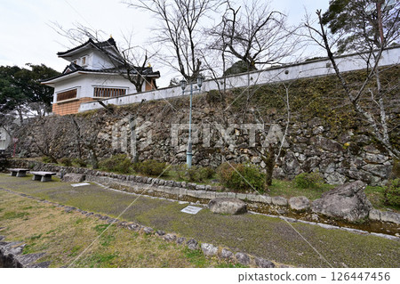 小倉山城遺址：複製的天守閣與城牆 126447456