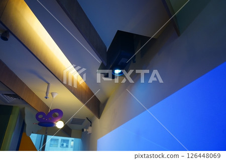 吊掛式投影機 126448069