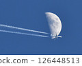 一架客機穿過月球，留下一道尾跡 126448513
