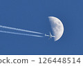 一架客機穿過月球，留下一道尾跡 126448514