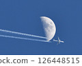 一架客機穿過月球，留下一道尾跡 126448515