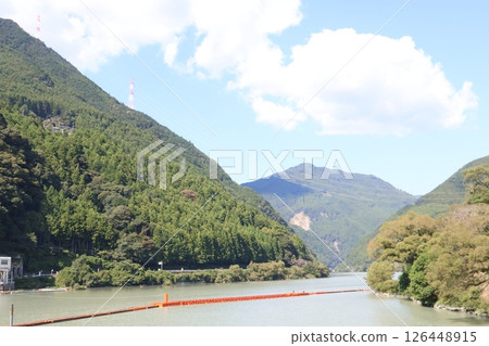 一條河流穿過山脈 126448915