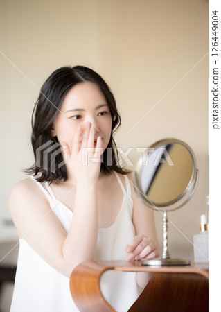 特寫一位年輕女子的美麗和美麗的形象，美麗的裸露的皮膚照鏡子，擔心她的眼睛 126449004