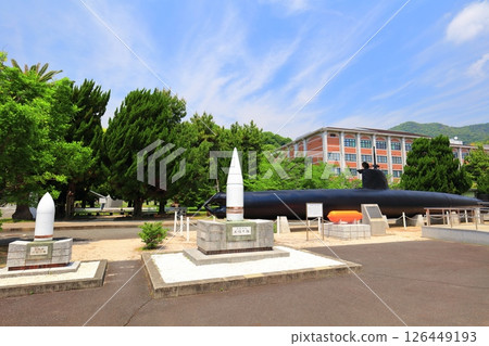 [Hiroshima Prefecture] Midget submarine of the Naval Academy and main gun shells of the battleship Yamato on a clear day 126449193