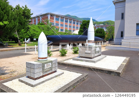 [Hiroshima Prefecture] Midget submarine of the Naval Academy and main gun shells of the battleship Yamato on a clear day 126449195