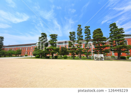 【廣島縣】晴天的日本海上自衛隊第一勤務學校(原海軍士官學校) 【廣島縣】晴天的日本海上自衛隊第一勤務學校(原海軍士官學校) 126449229