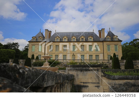 The castle of Auvers, perched on the heights of the village of Auvers-sur-Oise 126449358