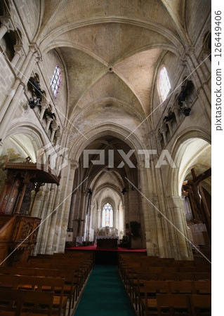 瓦茲河畔奧維爾的奧維爾教堂內部 瓦茲河畔奧維爾的奧維爾教堂內部 126449406